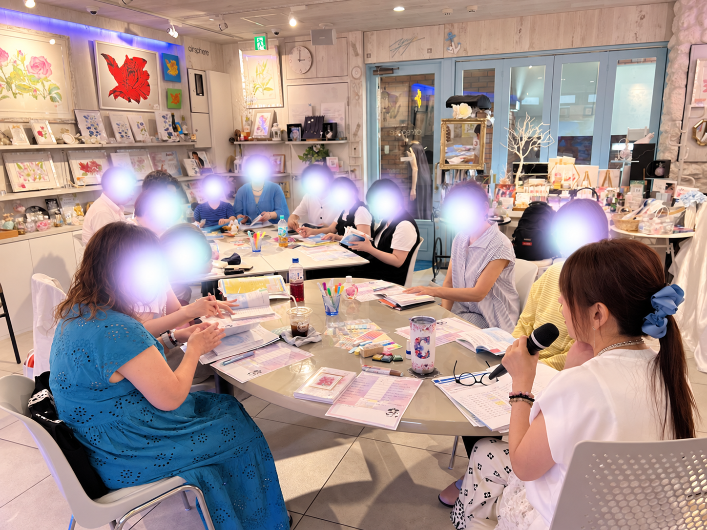 マヤミラクルダイアリー講座の様子（参加者の顔は光で匿名化）