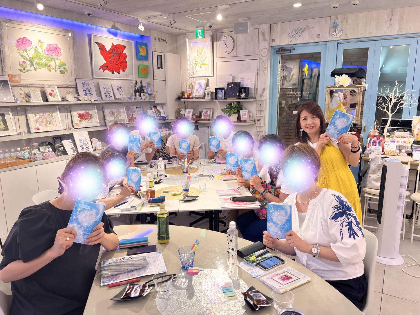 マヤミラクルダイアリー講座の集合写真（参加者の顔は光で匿名化）